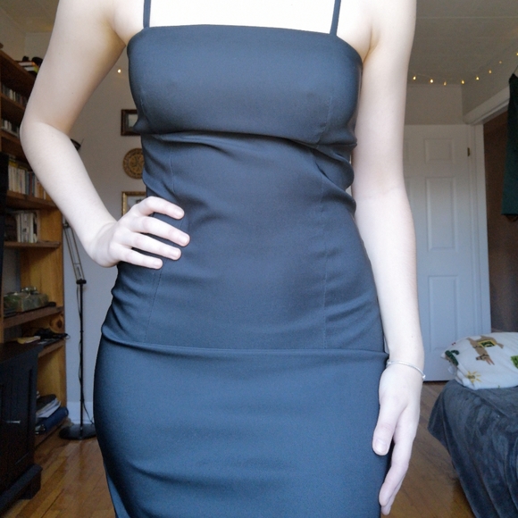 Red Romantic Bodycon Dress - Picture 8 of 9